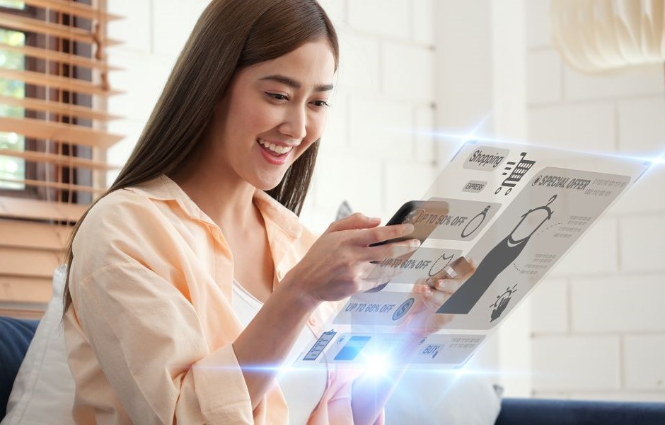 Mulher feliz usando celular e olhando catálogo de produtos de moda e acessórios de joias, promovendo compras online de itens de moda com entusiasmo.