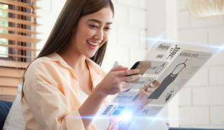 Mulher feliz usando celular e olhando catálogo de produtos de moda e acessórios de joias, promovendo compras online de itens de moda com entusiasmo.